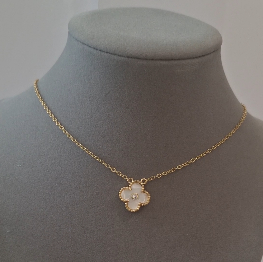 Mother Of Pearl Single Diamond Clover Necklace